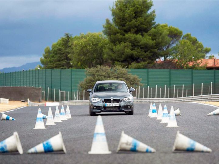 Medio centenar de trabajadores de Bridgestone mejorarán sus habilidades de conducción