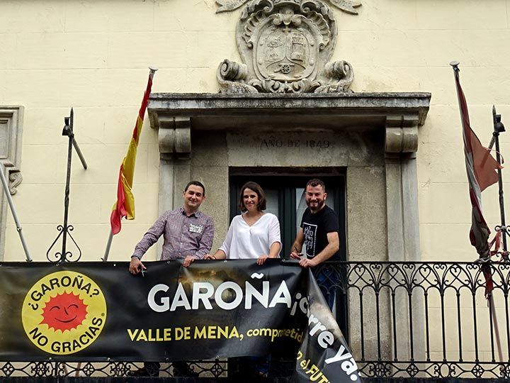 Valle de Mena retira la pancarta contra la Garoña de la fachada de la Casa Consistorial