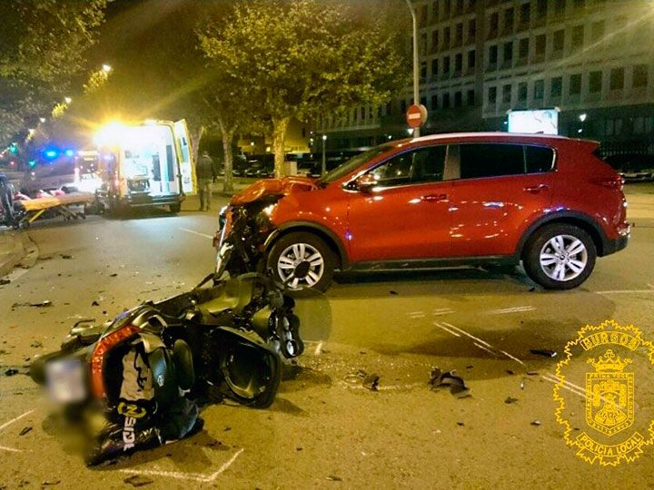 Herido grave un motorista en una colisión con un turismo en la calle Vitoria