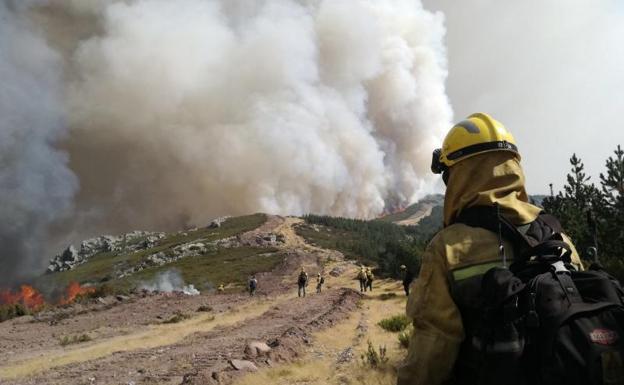 500 efectivos tratan de controlar el incendio de Encinedo