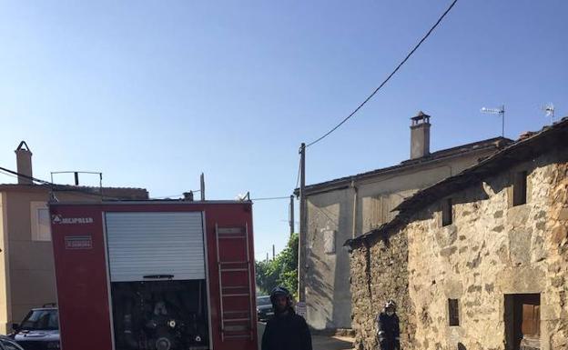 Un incendio en Figueruela de Arriba quema huertos, naves ganaderas y pajares, y obliga a evacuar un camping