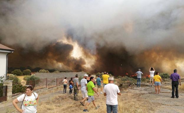 El fuego mantiene en vilo a Fermoselle al amenazar el casco urbano del pueblo