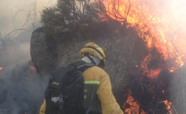 Sendos incendios obligan a desalojar parcialmente Fermoselle, en Zamora, y Navalosa, en Ávila