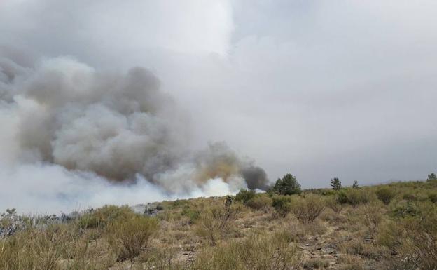 La localidad abulense de Navalosa, desalojada parcialmente por la proximidad del fuego