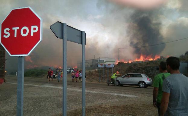 El fuego de Fermoselle salta a la provincia de Salamanca y a Portugal