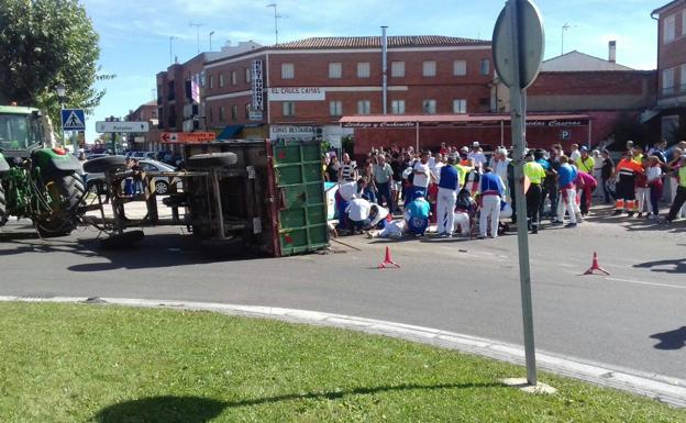 Muere una mujer en el vuelco de un remolque en Tordesillas