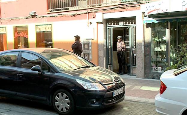 La Policía Judicial realiza un registro en el piso donde vivía la niña Sara