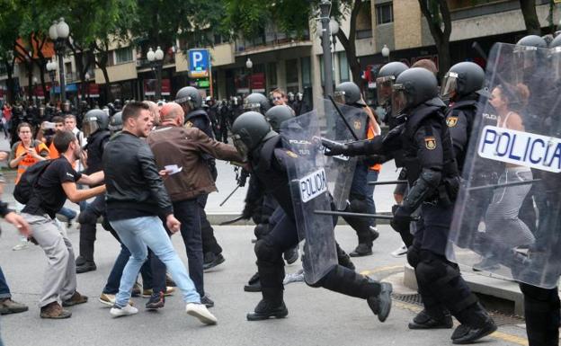 El Defensor del Pueblo investiga 42 quejas por cargas policiales y presencia de niños el 1-O