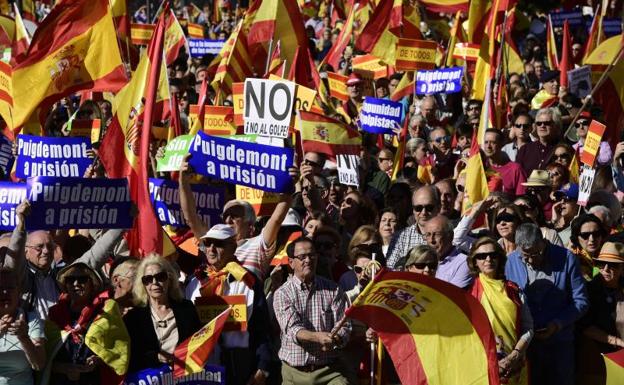 Miles de personas llenan la plaza de Colón en Madrid para defender la unidad de España