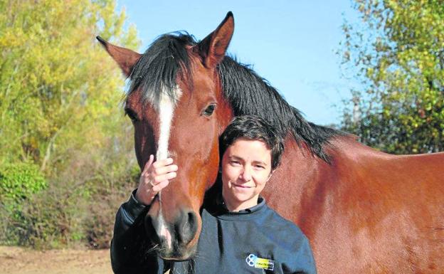 «La terapia con caballos reproduce en la cadera del usuario el deambular humano»