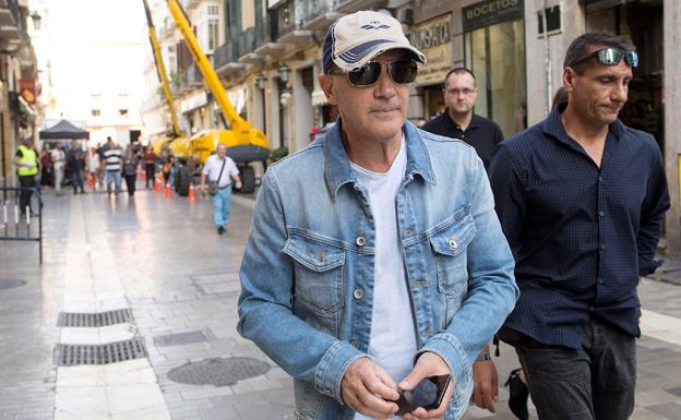 Antonio Banderas visita Barcelona acompañado por su hija