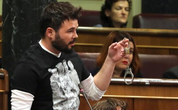 Rufián exhibe unas esposas: «Ojalá algún día un tal M. Rajoy esté con unas de estas»