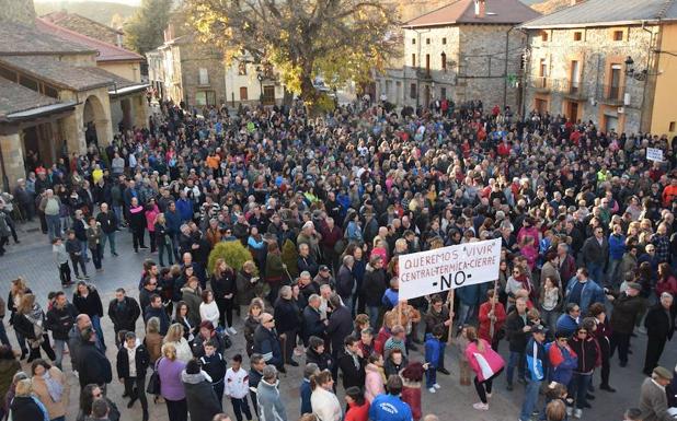 3.000 personas se manifiestan en Vellilla contra el cierre de la Térmica