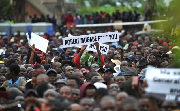 Miles de zimbabuenses piden la salida de Mugabe en una protesta permitida por el Ejército