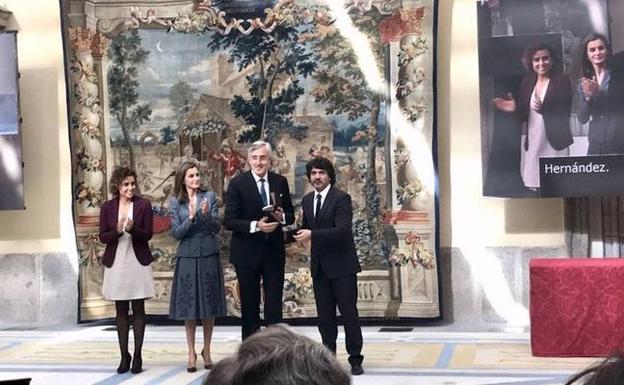 La Reina Letizia entrega el Premio de Accesibilidad al alcalde de Ávila