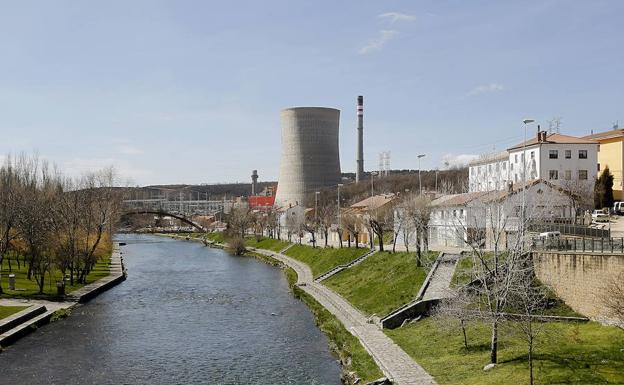 Los trabajadores apoyan la idea de reconvertir la térmica de Velilla en una central de biomasa