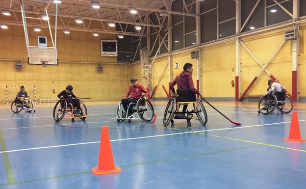 Cajaviva y ONCE aportan siete nuevas sillas para la práctica deportiva