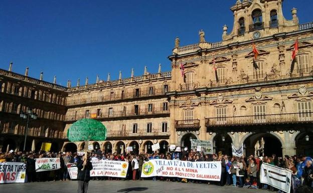 Las protestas contra la mina de Retortillo llegan hasta la capital