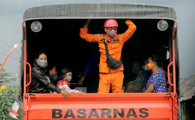 Evacúan a 100.000 personas en Bali por riesgo de erupción del volcán Agung