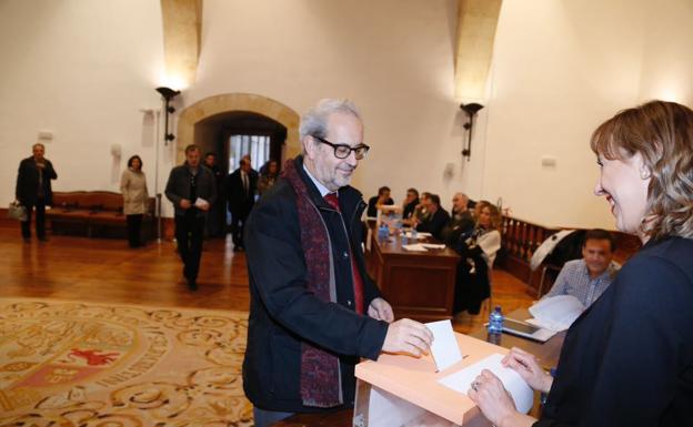 Intensa jornada de votaciones en la Usal para elegir al nuevo rector