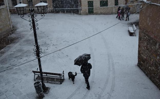 La nieve obliga el embolsamiento de camiones en la A-67 en Aguilar de Campoo