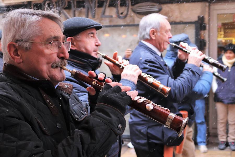 A ritmo de dulzainas por las calles de Burgos