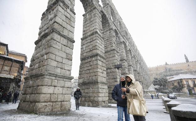 La nieve mantiene cerradas seis carreteras en la región