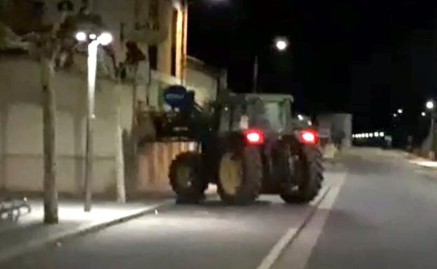 Destroza con su tractor la puerta de un bar