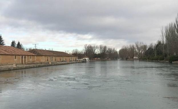 La bella estampa invernal del Canal de Castilla en Rioseco