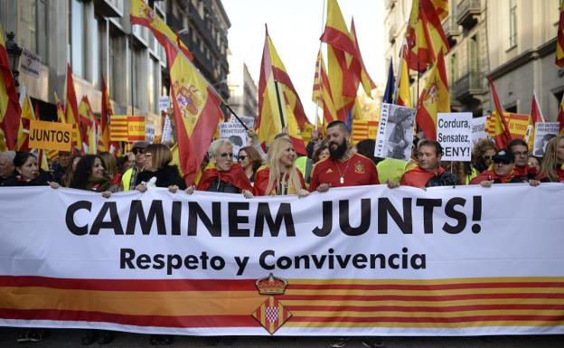 Miles de personas salen a la calle en Barcelona en defensa de la Constitución