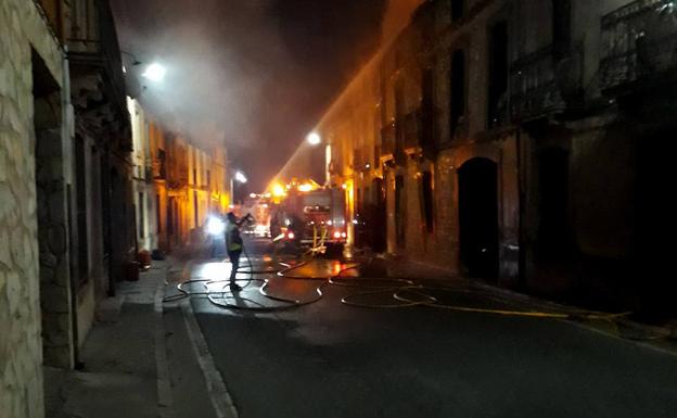 El fuego arrasa varias viviendas en Fuenterrebollo