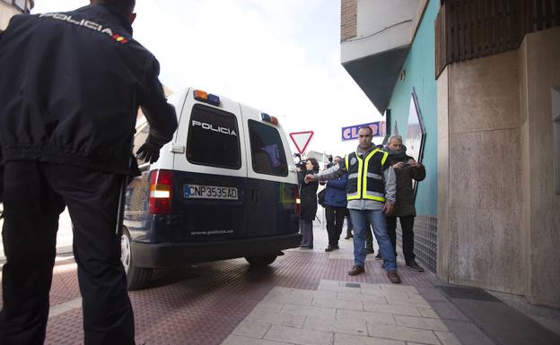 Los jugadores de la Arandina salen del piso compartido tras varias horas de registro policial