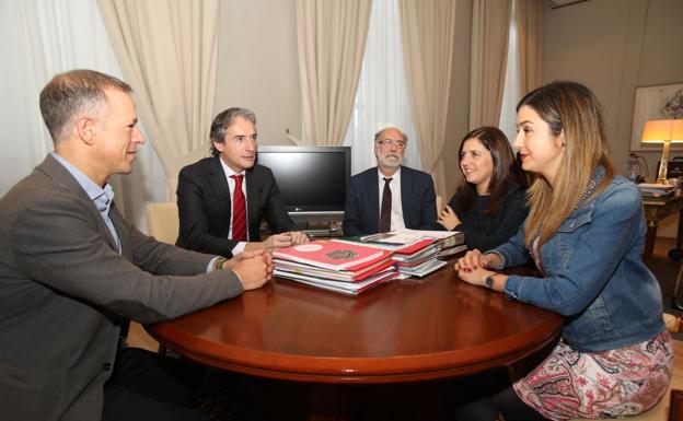 Fomento compromete que el AVE parará en Miranda con la misma frecuencia que los trenes actuales «como mínimo»