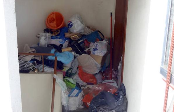 Acumuló tanta basura que bloqueó la puerta de su piso y la de un vecino