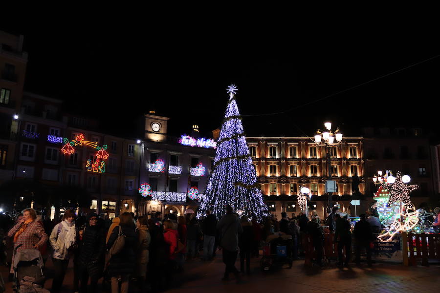 Así luce la Plaza Mayor tras el encendido del árbol