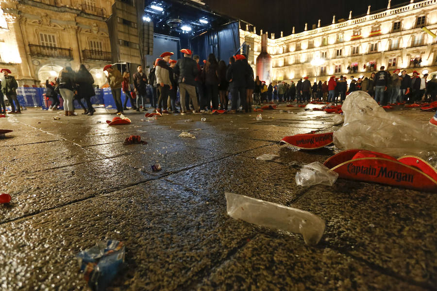 Tareas de limpieza de la Plaza Mayor de Salamanca tras la Nochevieja Universitaria