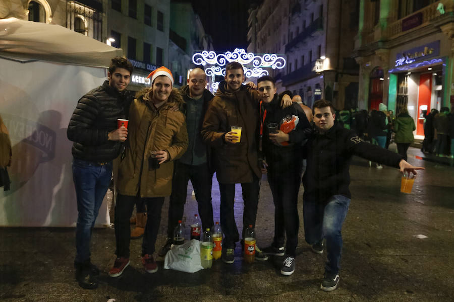 Grupos de jóvenes abarrotan la Plaza Mayor de Salamanca en la Nochevieja Universitaria