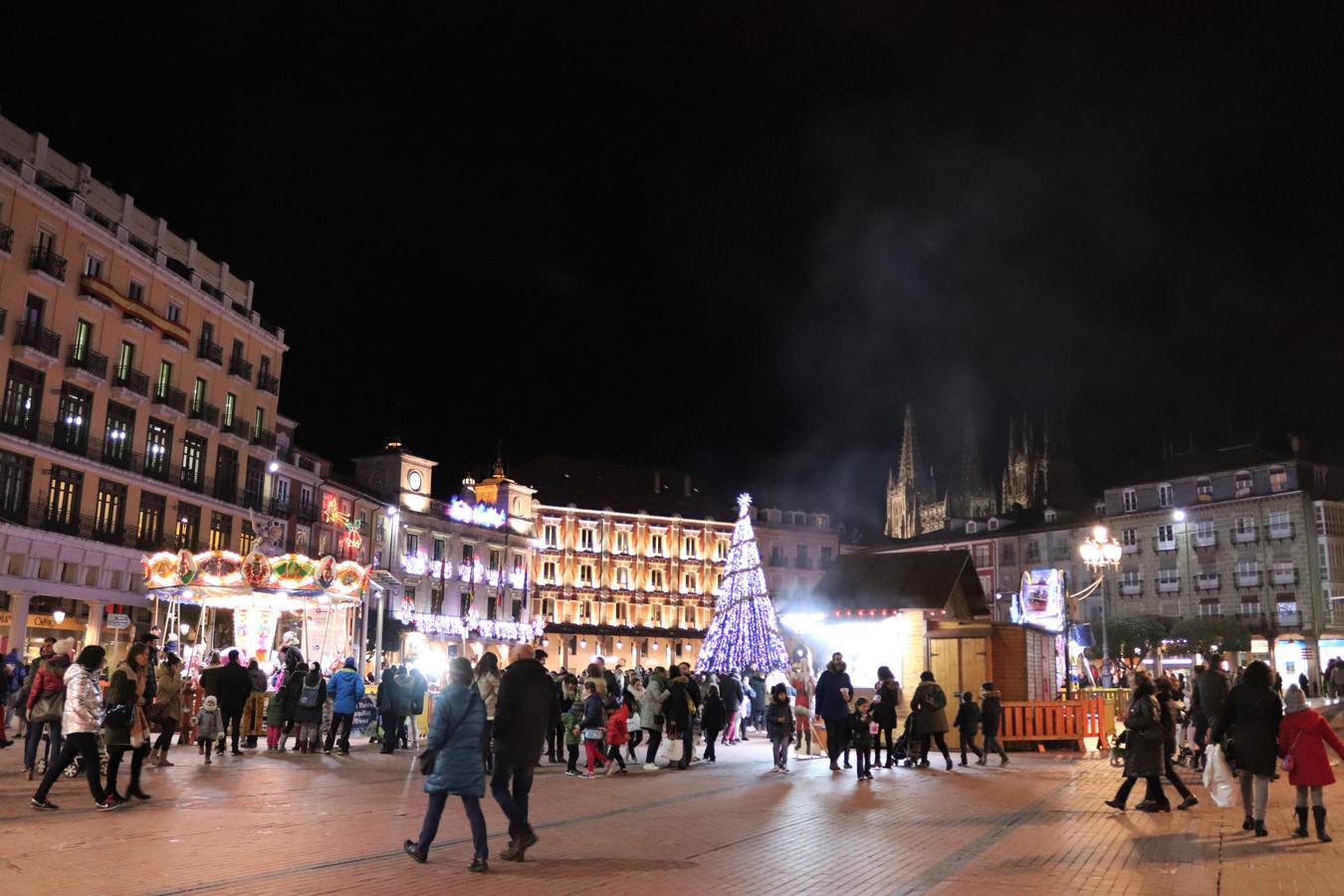 Así luce la Plaza Mayor tras el encendido del árbol