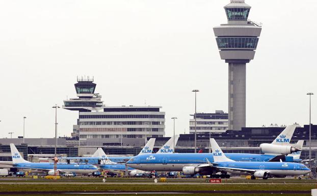 El aeropuerto de Ámsterdam recupera la normalidad tras el ataque de un hombre armado