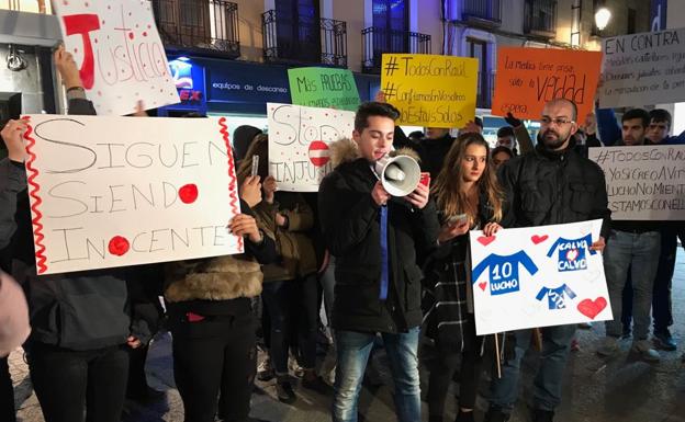 Unas 200 personas apoyan a los tres jugadores de la Arandina en una concentración