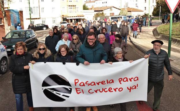 Los vecinos de El Crucero «vigilarán» el proyecto de ejecución de la pasarela