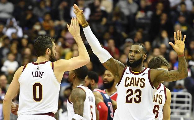 Ganan los Cavaliers con 'triple-doble' de James y 7 puntos de Calderón