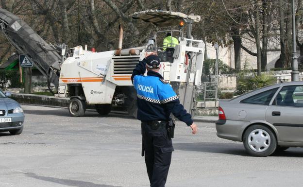 Un conductor temerario de 25 años, a punto de atropellar a un policía local en Cuéllar