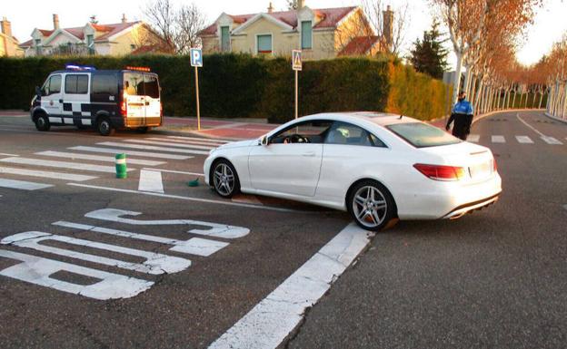 Un conductor ebrio derriba tres bolardos y se duerme en el coche