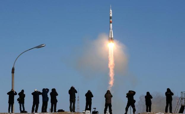 La nave tripulada rusa Soyuz MS-07 se acopla con la Estación Espacial Internacional