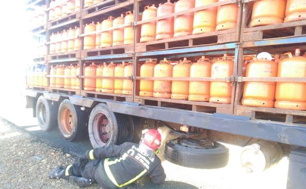 Sofocan un incendio en un camión de bombonas de butano en Aguilar