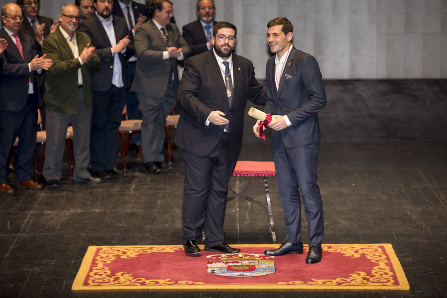 Entrega de la medalla de Oro de la Diputación de Ávila a Íker Casillas