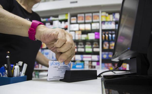 Las farmacias de Castilla y León ya pueden dispensar medicamentos recetados en Asturias y Murcia