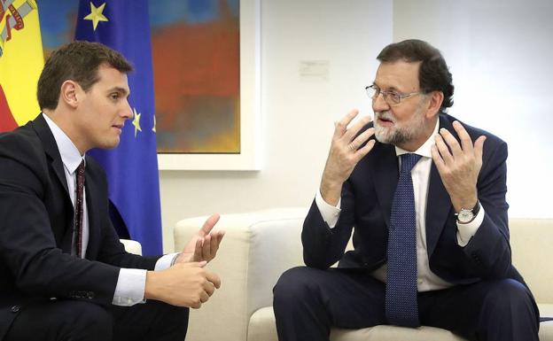 Rajoy y Rivera se reúnen en la Moncloa para abordar la situación tras el 21-D