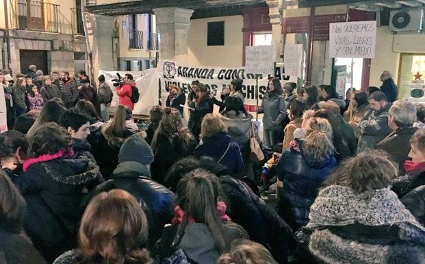 Más de 300 personas se concentran en Aranda en contra de la violencia de género